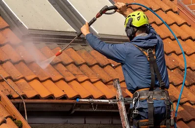 Démoussage et hydrofuge de toiture à Coimères